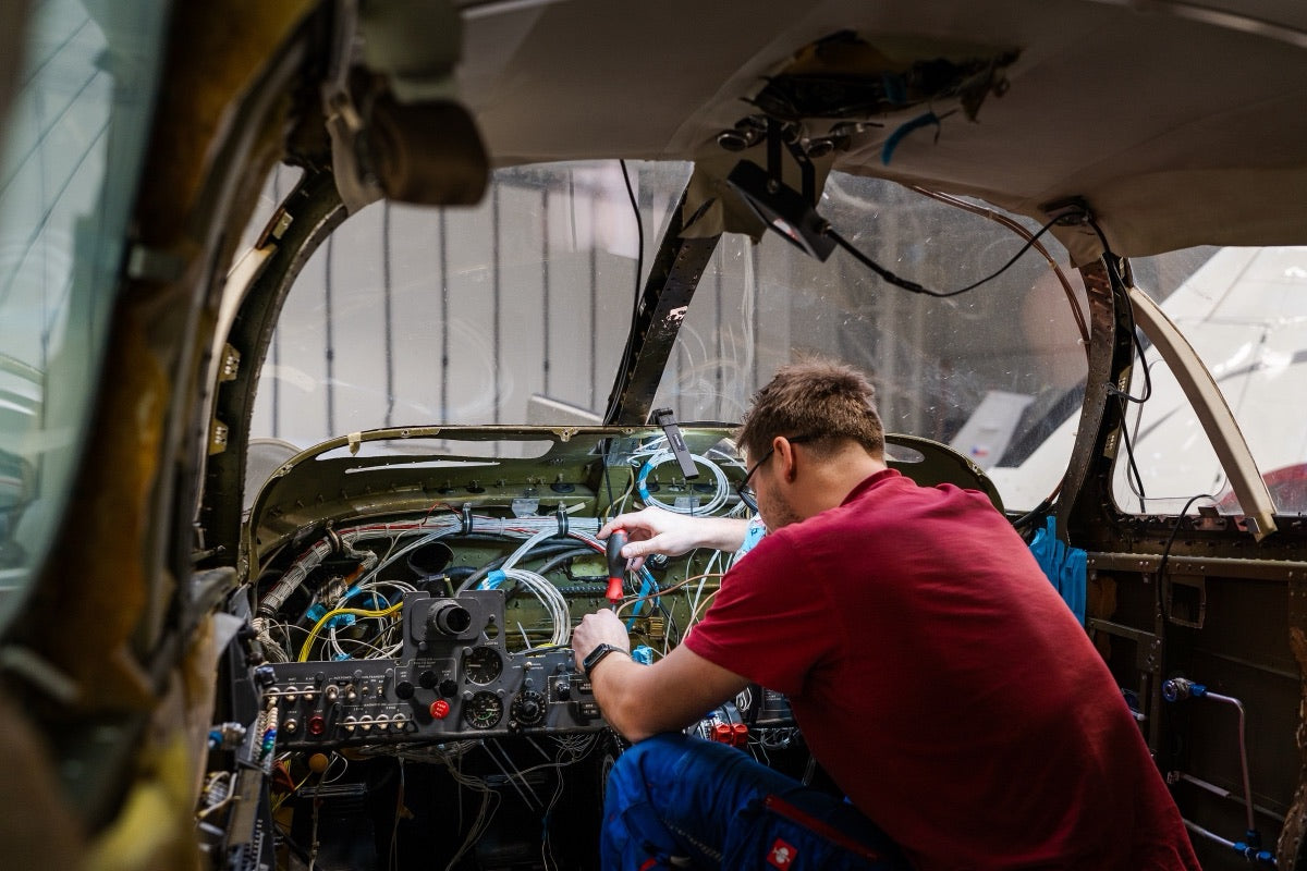 Technik AIR TEAM zapojuje přístrojovou desku letadla