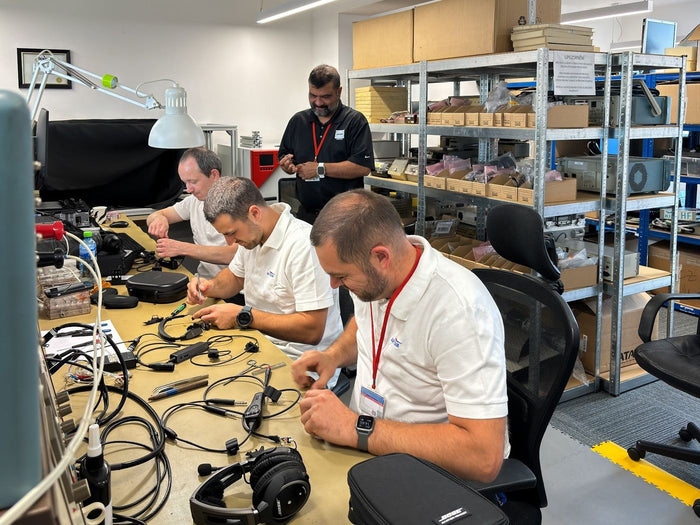 Reparación de auriculares en el banco de trabajo de AIR TEAM
