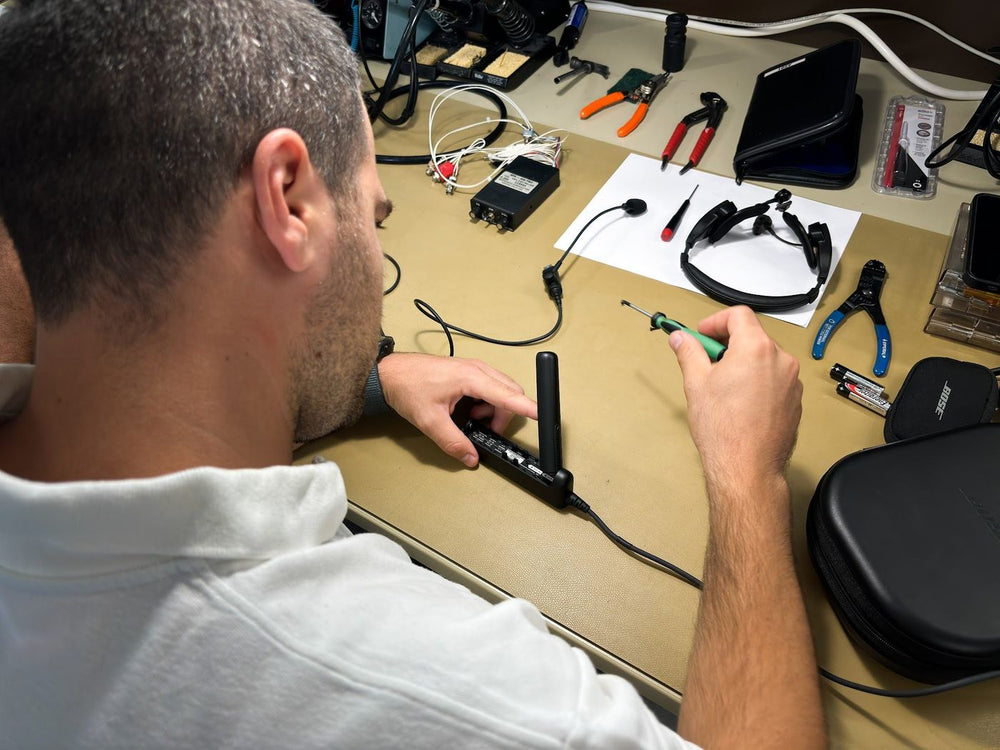 Técnico de AIR TEAM reparando unos auriculares de aviación